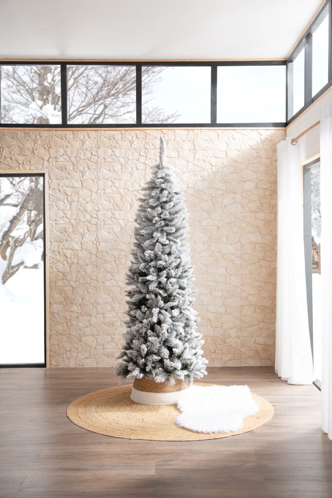 Árbol de Navidad Jasper Slim nevado de 210 cm de alto